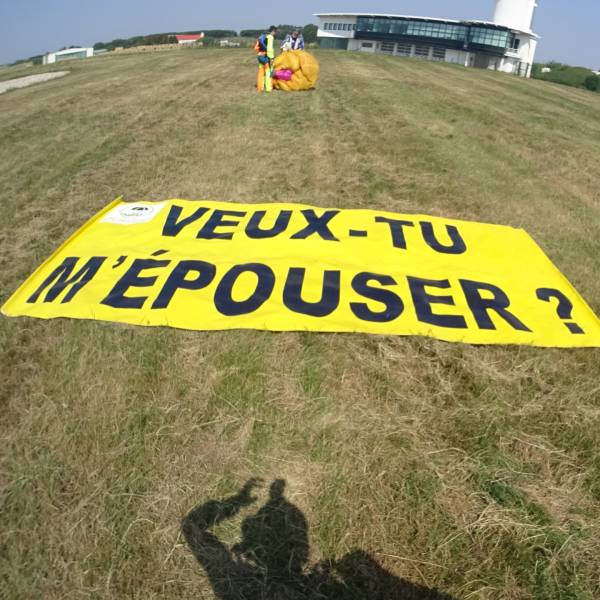 Organiser un saut en parachute pour faire une demande en mariage au centre Abeille Parachutisme